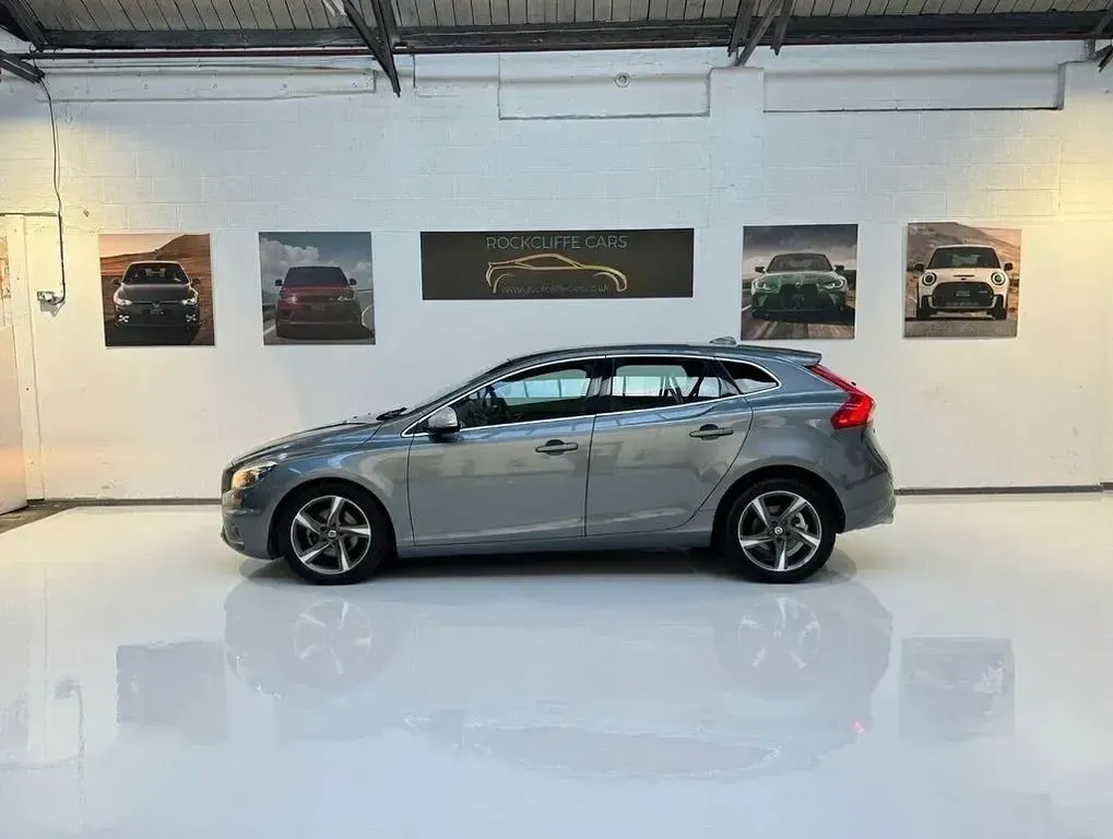 Used Volvo V40 R-Design 120 HP (88 kW) 2015 Grey Hatchback
