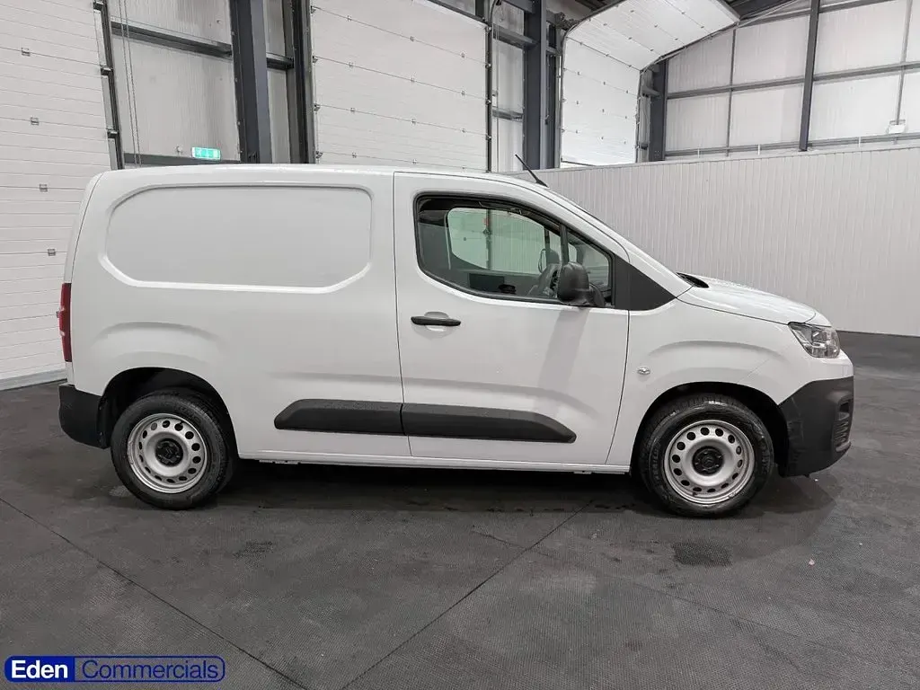 Used Citroën Berlingo 100 HP (73 kW) 2023 White MPV