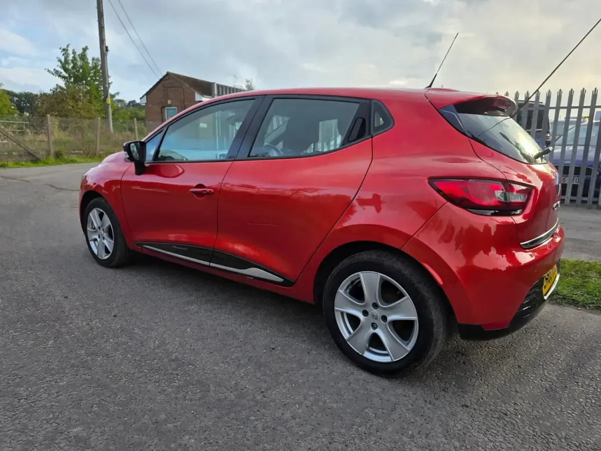 Used Renault Clio Dynamique 75 HP (55 kW) 2016 Red Hatchback