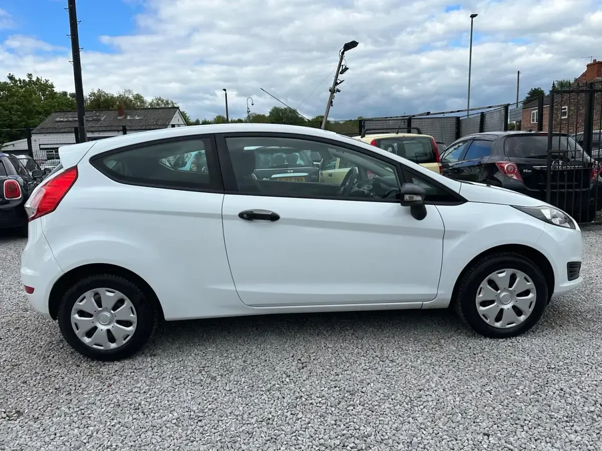 Usado Ford Fiesta Studio 82 CV (60 kW) 2014 Blanco Utilitario