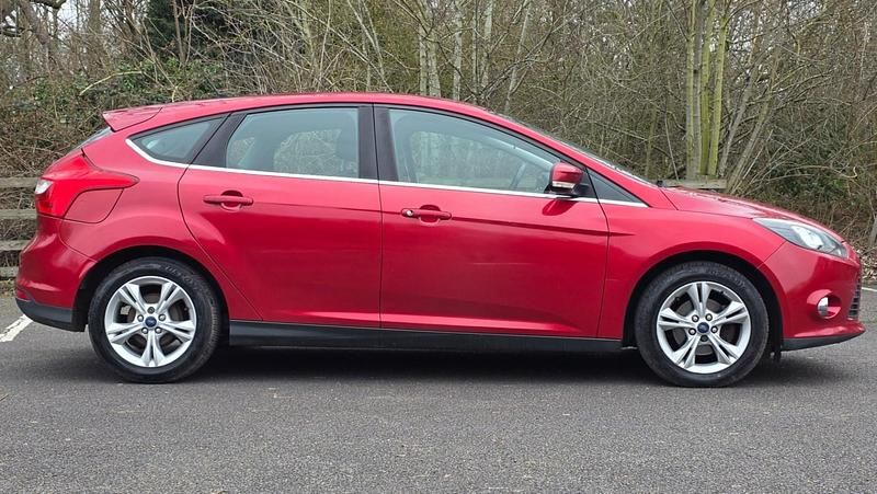 Used Ford Focus Zetec 125 HP (91 kW) 2012 Red Hatchback