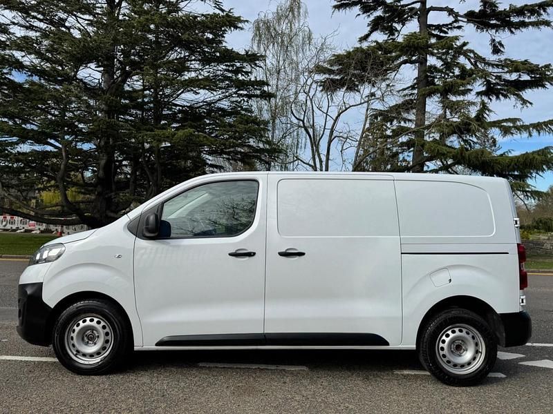 Used Vauxhall Vivaro S 100 HP (73 kW) 2023 White MPV