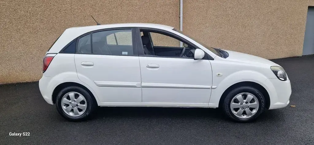 Used Kia Rio 108 HP (79 kW) 2010 White Hatchback