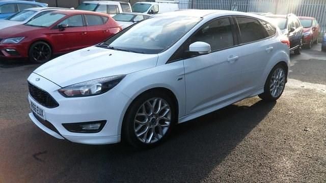 Used Ford Focus ST-Line 125 HP (91 kW) 2016 White Hatchback