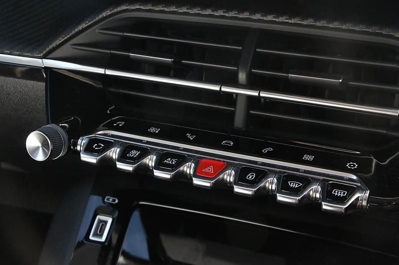 Used Peugeot 208 Allure+ 101 HP (74 kW) 2022 White Hatchback