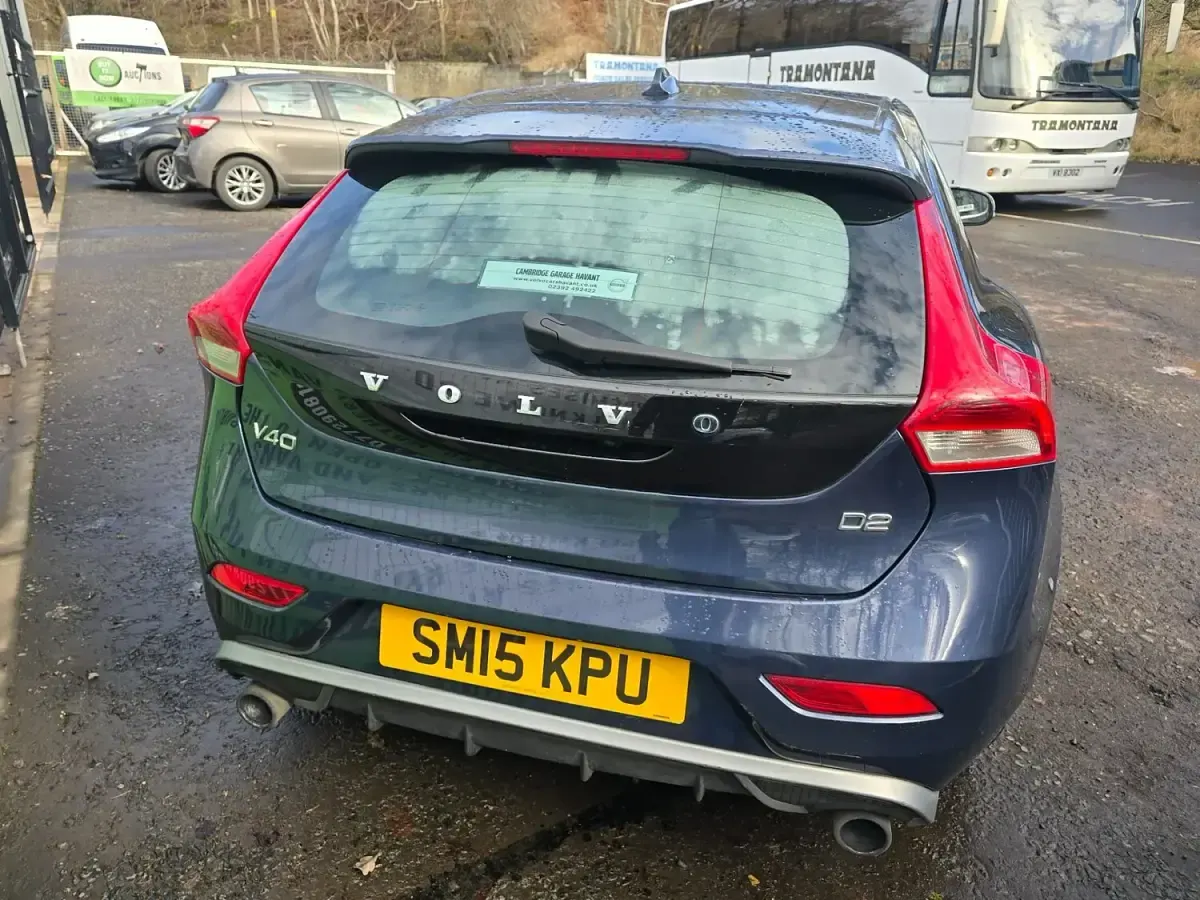 Used Volvo V40 R-Design 115 HP (84 kW) 2015 Blue Hatchback