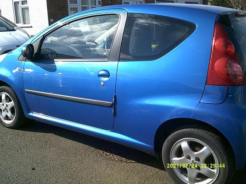 Begagnad Peugeot 107 68 HK (50 kW) 2010 Blå Halvkombi