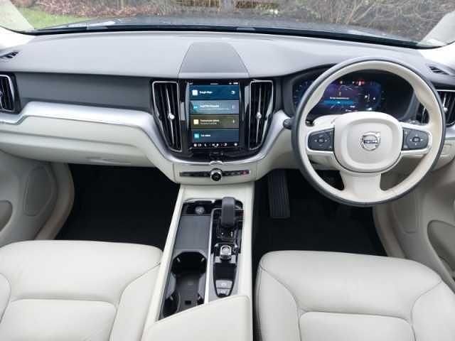 Used Volvo XC60 Momentum 197 HP (144 kW) 2022 Blue SUV