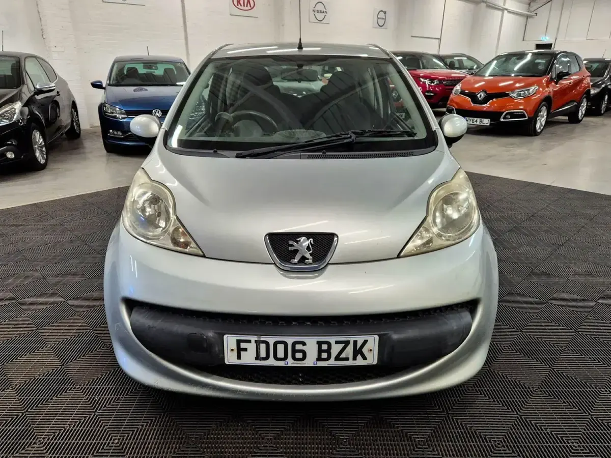 Gebraucht Peugeot 107 68 PS (50 kW) 2006 Silber Kleinwagen