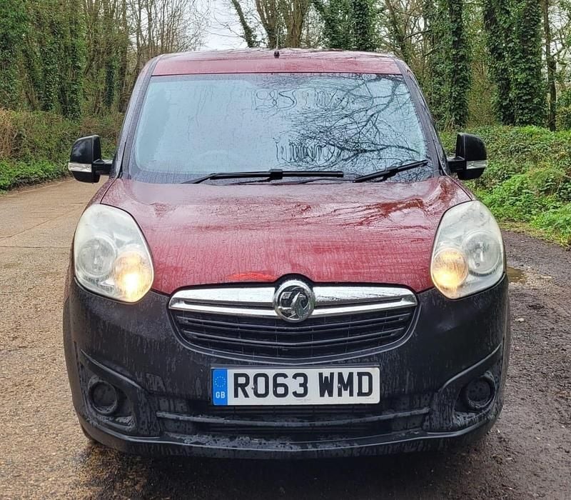 Usado Vauxhall Combo 2013 Rojo Monovolumen