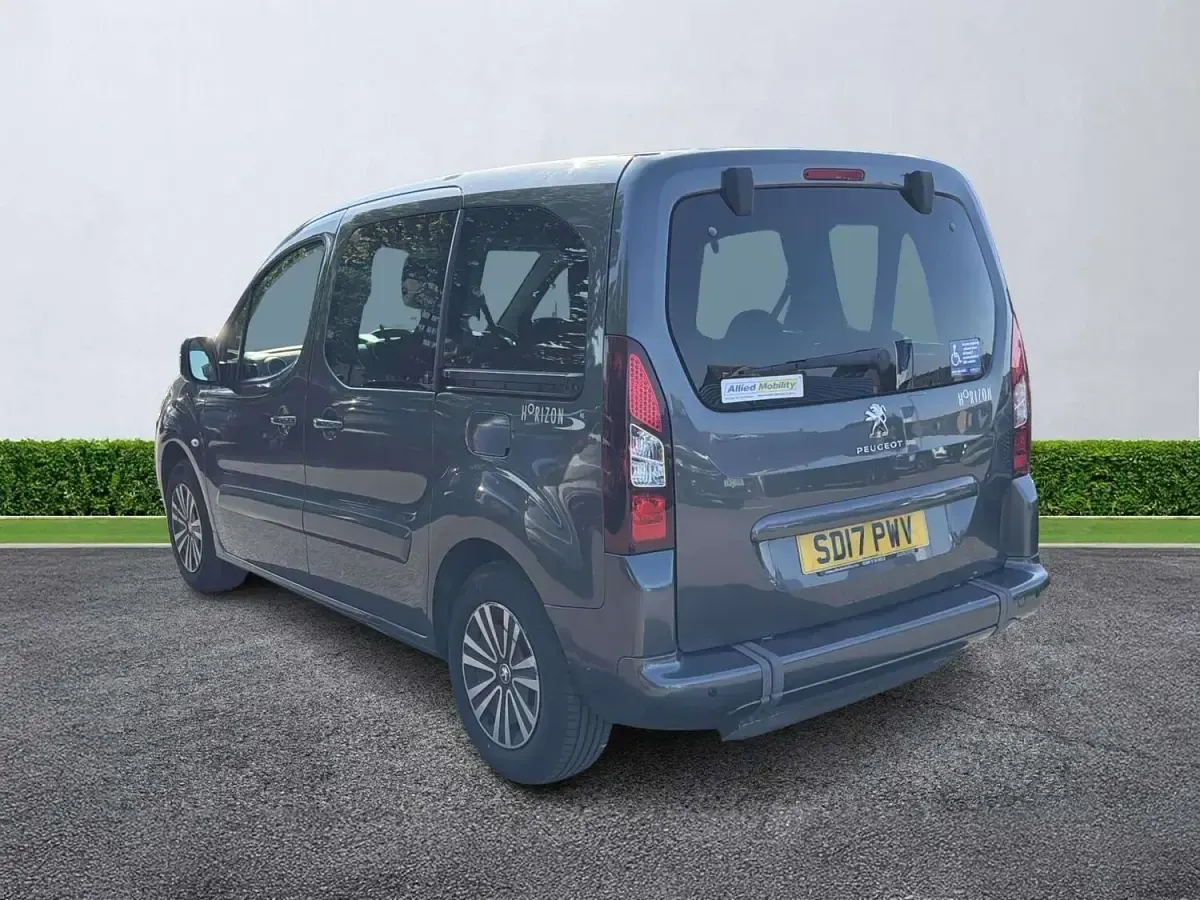 Used Peugeot TePee Allure 100 HP (73 kW) 2017 Grey MPV