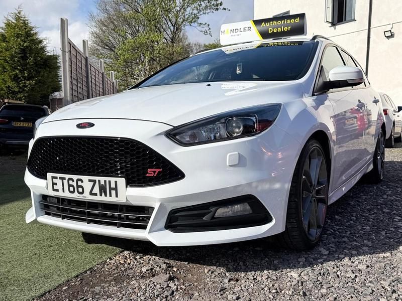 Used Ford Focus ST 250 HP (183 kW) 2017 White Estate