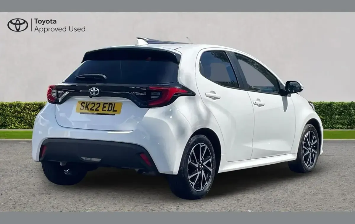 Used Toyota Yaris Design 116 HP (85 kW) 2022 White Hatchback