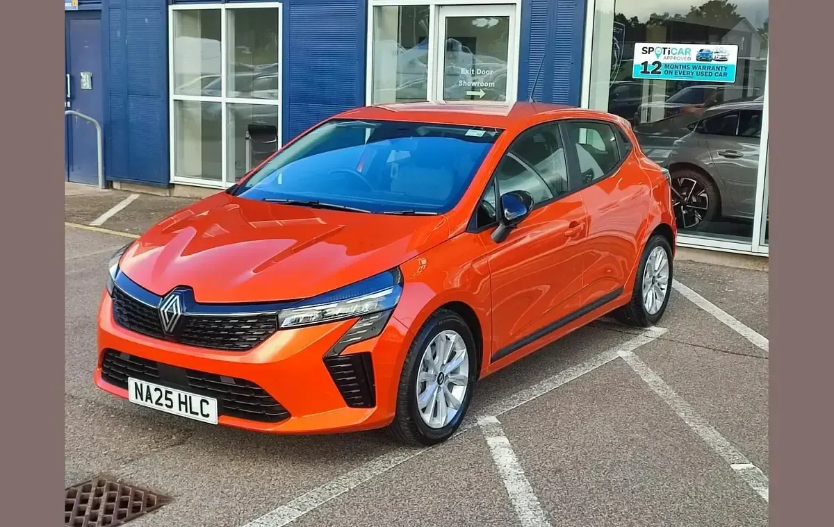 Used Renault Clio Evolution 140 HP (102 kW) 2025 Orange Hatchback