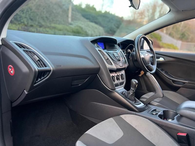 Used Ford Focus Zetec 125 HP (91 kW) 2011 Silver Hatchback