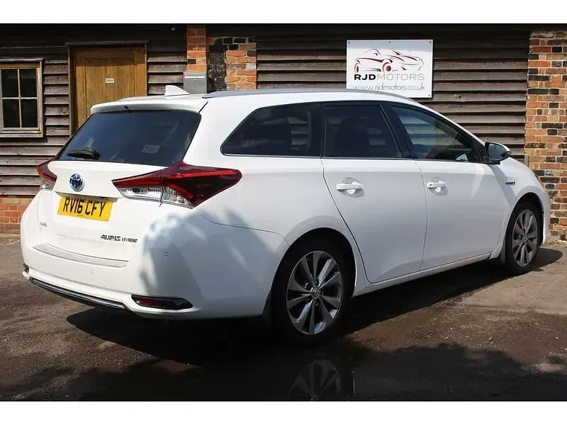 Used Toyota Auris Hybrid 2016 White Estate