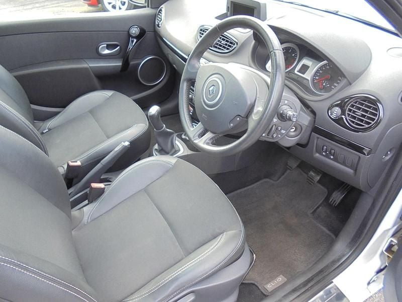 Used Renault Clio II GT-Line 88 HP (64 kW) 2011 White Hatchback