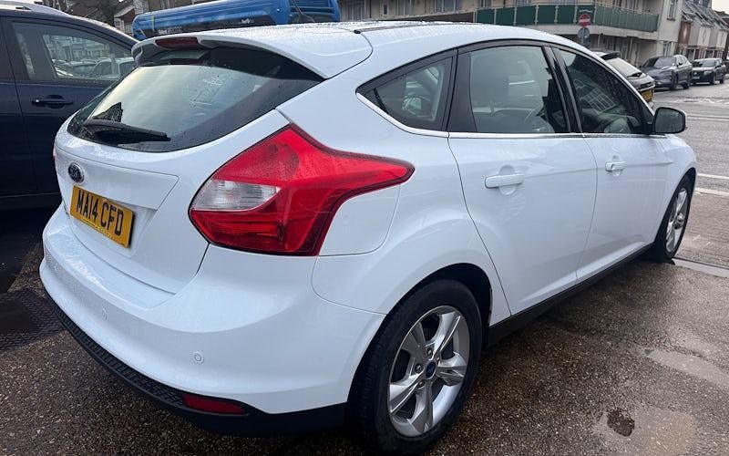 Used Ford Focus Zetec 125 HP (91 kW) 2014 White Hatchback