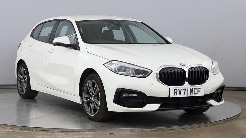 Used BMW 118 Sport Line 140 HP (102 kW) 2021 White Hatchback