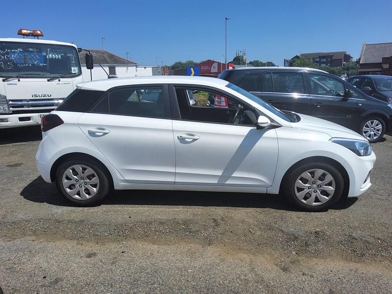 Used Hyundai i20 75 HP (55 kW) 2019 White Hatchback