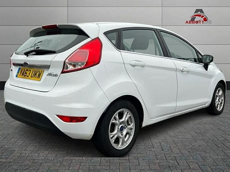 Used Ford Fiesta Zetec 95 HP (69 kW) 2014 White Hatchback