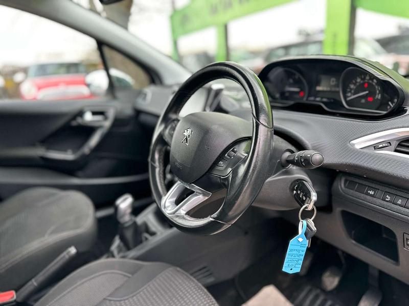 Used Peugeot 208 Allure 110 HP (80 kW) 2017 Silver Hatchback