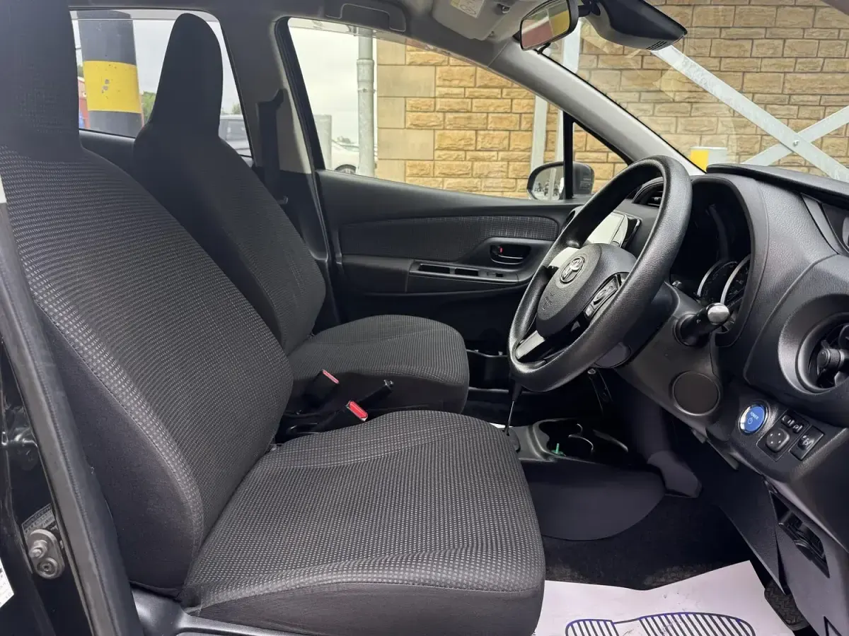 Used Toyota Yaris Design 100 HP (73 kW) 2017 Black Hatchback