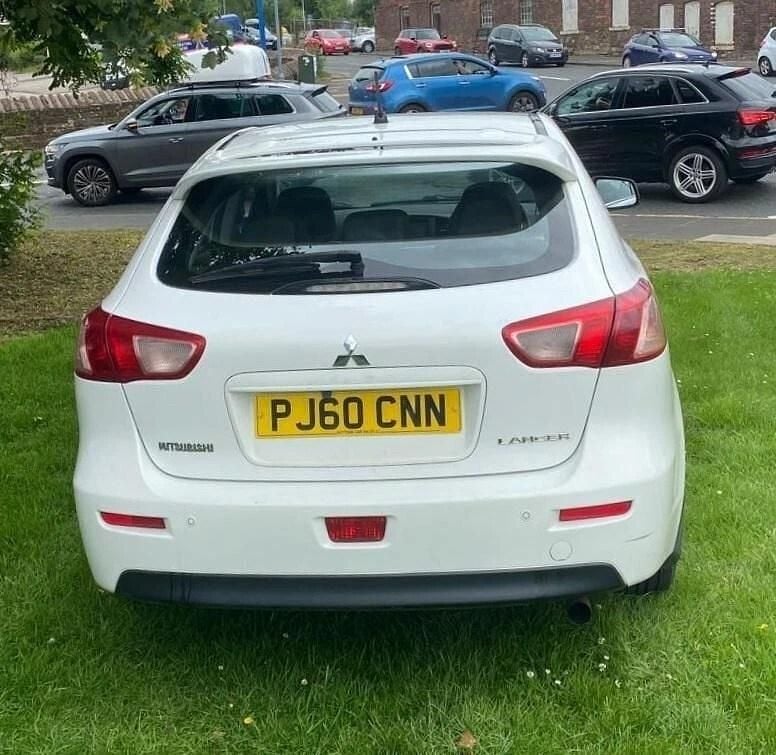 Used Mitsubishi Lancer 2010 White Hatchback