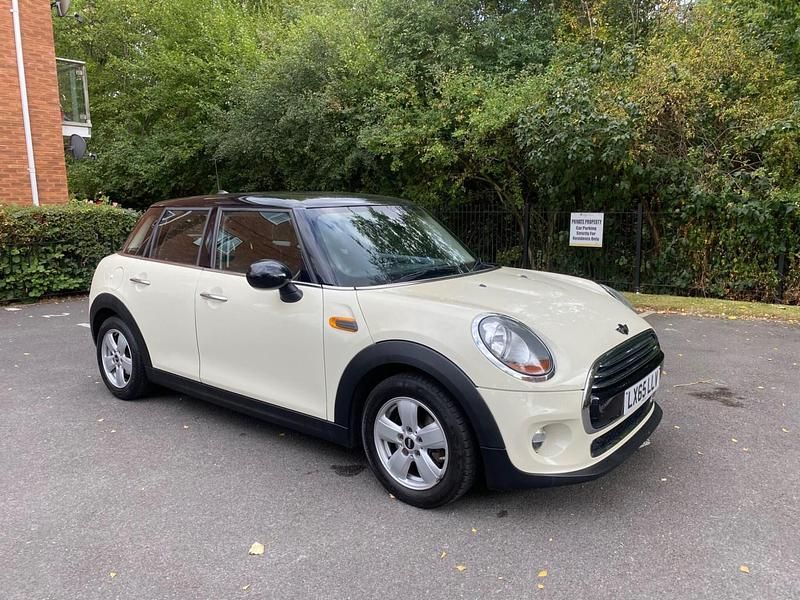 White Used 2015 Mini Cooper Hatch Hatchback | £5,350 (Fair price) - Image 1/4