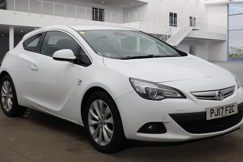 Used Vauxhall Astra GTC SRi 140 HP (102 kW) 2017 White Coupe