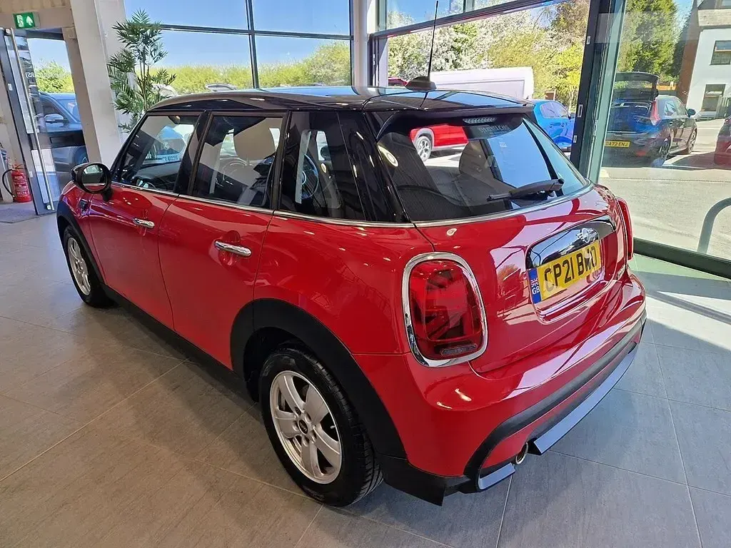 Usado Mini Cooper Classic 136 CV (100 kW) 2021 Rojo Utilitario