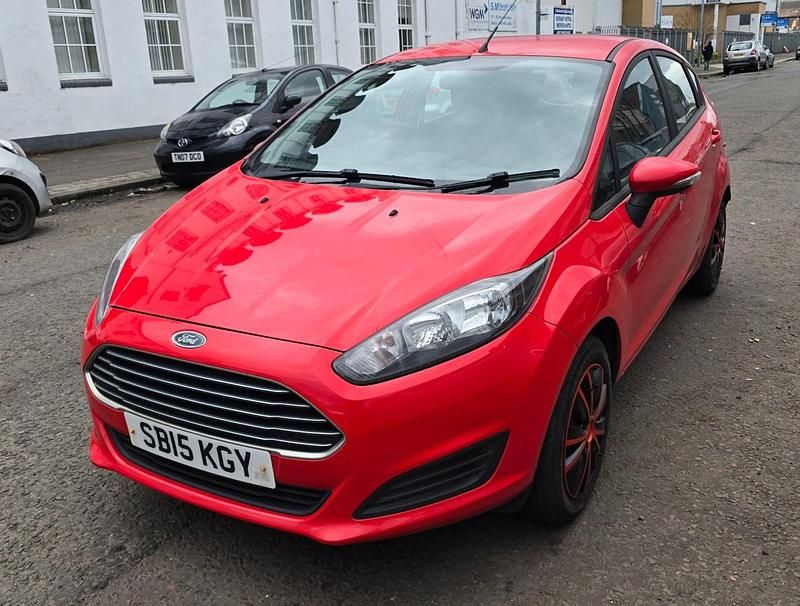 Usado Ford Fiesta Style 82 HP (60 kW) 2015 Vermelho Citadino
