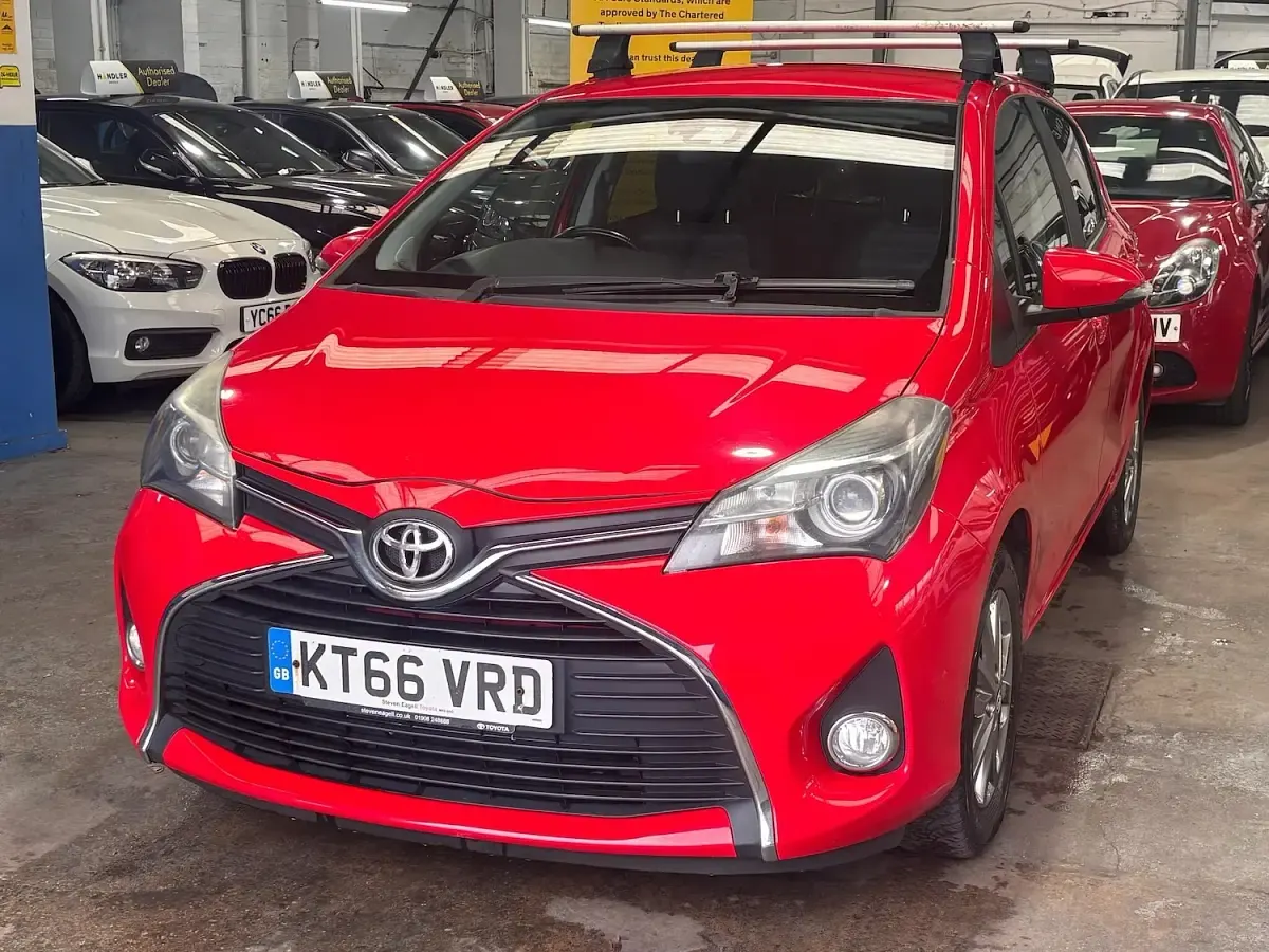 Używany Toyota Yaris 99 KM (72 kW) 2017 Czerwony Hatchback