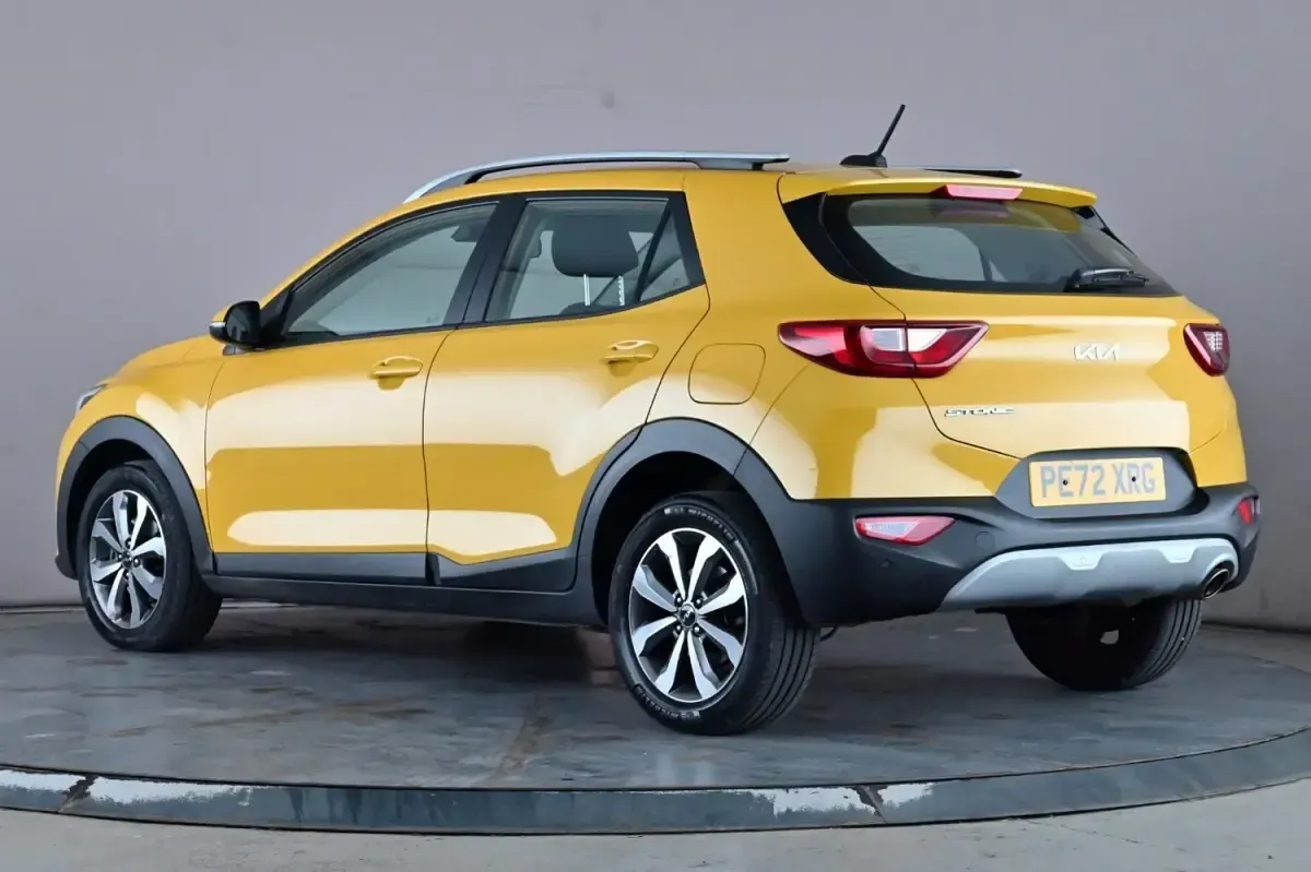 Usado Kia Stonic 99 CV (72 kW) 2022 Amarillo SUV
