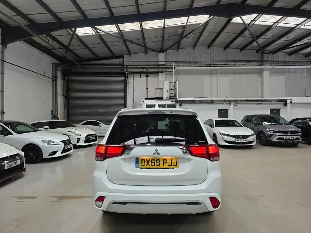 Used Mitsubishi Outlander P-HEV 220 HP (161 kW) 2020 White SUV