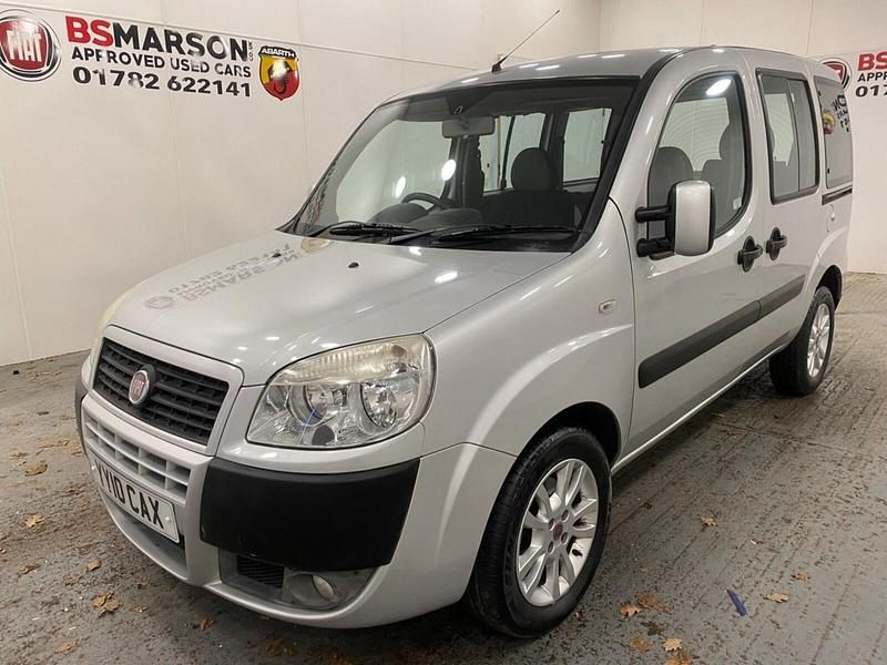 Używany Fiat Doblò Dynamic 77 KM (56 kW) 2010 Srebrny Minivan