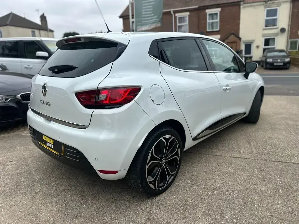 Used Renault Clio Iconic 2018 White Hatchback