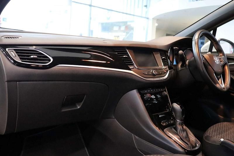 Used Vauxhall Astra SRi 150 HP (110 kW) 2016 White Hatchback