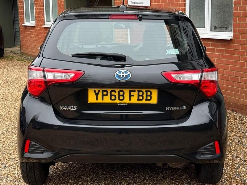 Used Toyota Yaris Hybrid 100 HP (73 kW) 2018 Black Hatchback