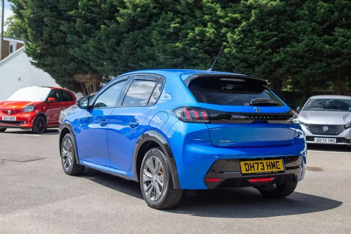 Used Peugeot e-208 Allure+ 98 kW (134 HP) 2023 Blue Hatchback