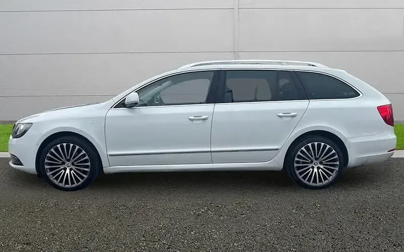 Used Skoda Superb 170 HP (125 kW) 2015 White Estate