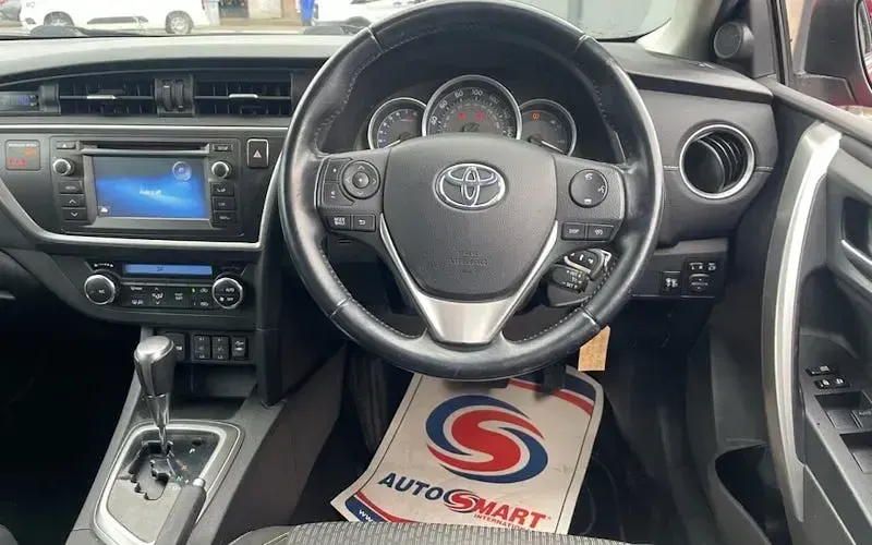 Used Toyota Auris Multidrive S 132 HP (97 kW) 2014 Red Hatchback