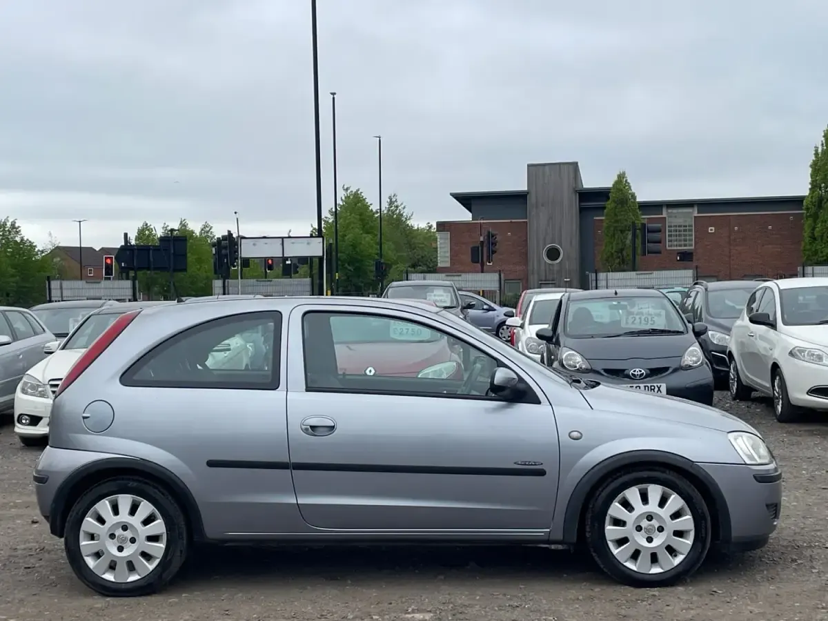 Używany Vauxhall Corsa Active 75 KM (55 kW) 2004 Srebrny Hatchback
