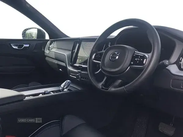 Second-hand Volvo XC60 Plus 250 CP (183 kW) 2024 Gri SUV