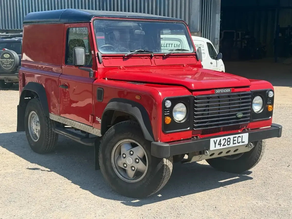 Used Land Rover Defender 90 HP (66 kW) 2001 Red