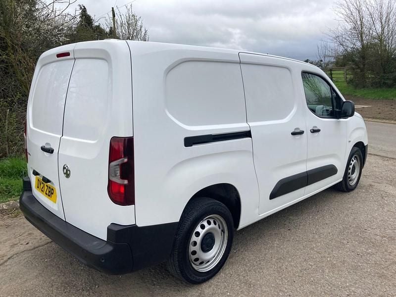 Second-hand Vauxhall Combo 100 CP (73 kW) 2021 Alb Monovolum
