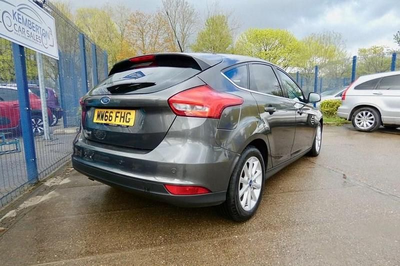 Used Ford Focus Titanium 120 HP (88 kW) 2016 Grey Hatchback