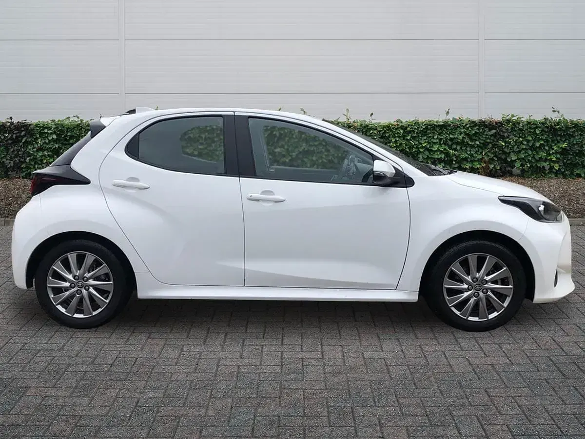 Used Toyota Yaris 116 HP (85 kW) 2024 Pure white Hatchback