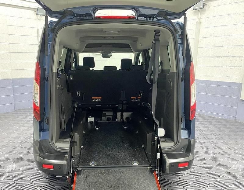 Used Ford Grand Tourneo Connect Zetec 100 HP (73 kW) 2022 Blue MPV