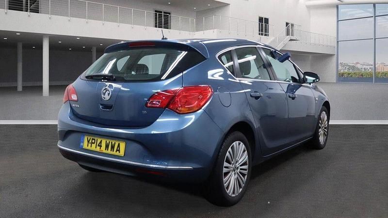 Used Vauxhall Astra Excite 115 HP (84 kW) 2014 Blue Hatchback